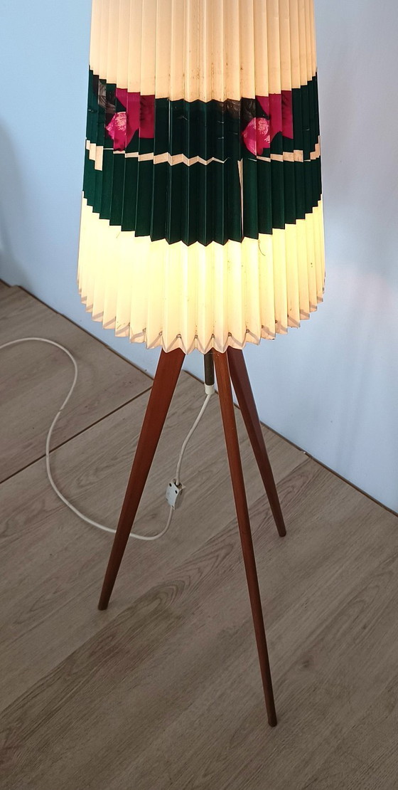 Image 1 of Lámpara de pie de los años 50 sobre trípode de madera