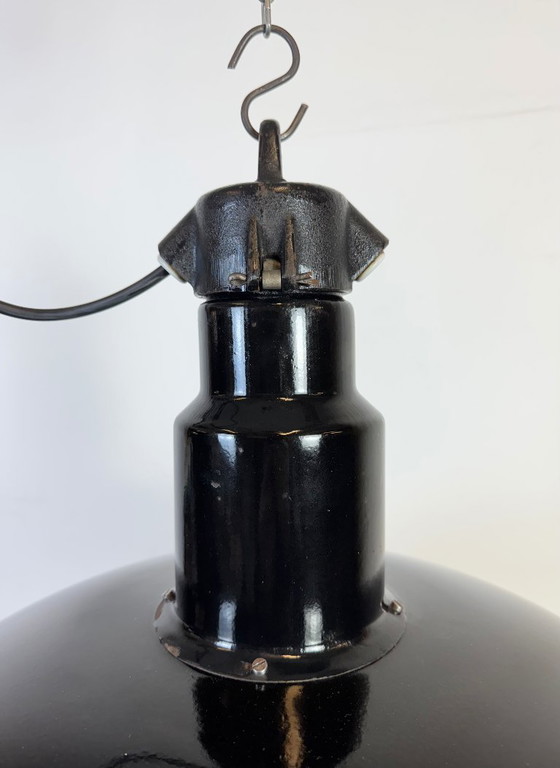 Image 1 of Grande lampe industrielle en émail noir avec abat-jour en fonte, années 1950