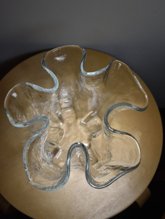 Image 1 of 1970er Muurla "Eva" skandinavische klare Eis Taschentuch geraffte Kunstglasvase