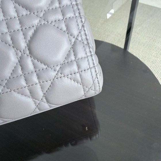 Image 1 of DIOR LADY MEDIUM - PELLE DI AGNELLO CANNAGE GRIGIO, DETTAGLI GRIGIO ORO, CINTURINO REGOLABILE