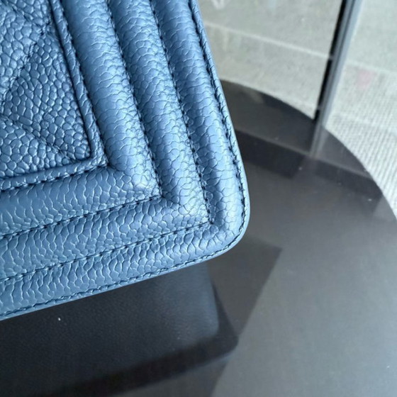 Image 1 of Chanel Boy New Medium - Caviar 28CM Piel de becerro granulada acolchada Azul Herrajes dorados Serie 23