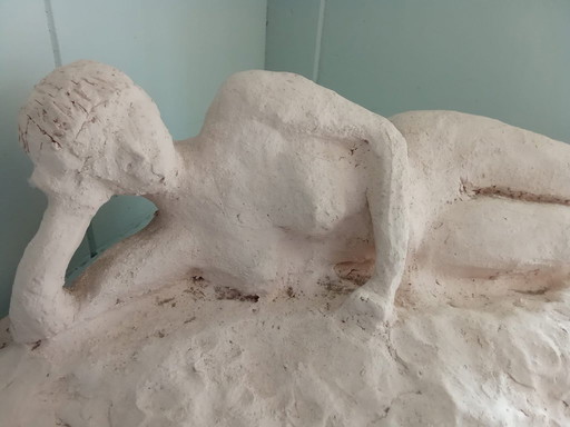 Sculpture of a reclining woman - signed - 2.9 kg - Terracotta