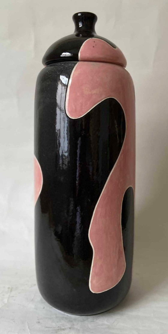 Image 1 of Grand vase en faïence avec couvercle et décor abstrait.