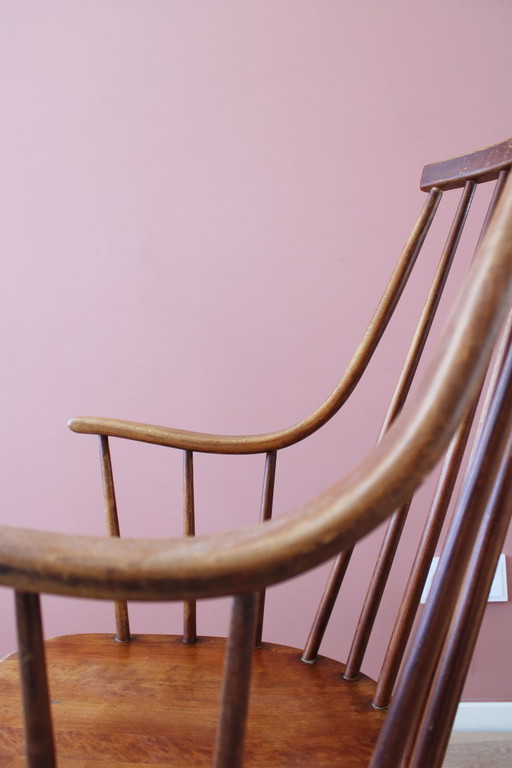 Silla de madera vintage con husos - Lena Larsson - Nesto. Silla de diseño escandinavo.