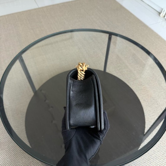 Image 1 of Borsa Chanel Boy Medium - Caviar 25 cm trapuntata con finitura granulata dorata Serie 24