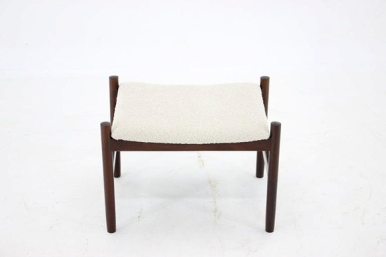 Image 1 of Taburete de madera restaurado de estilo danés moderno de mediados de siglo de la década de 1960 en bouclé blanco.