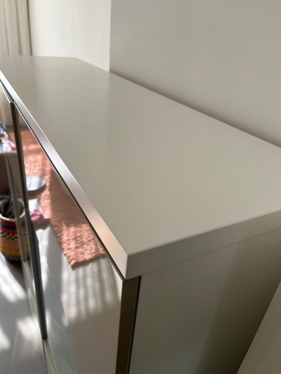Image 1 of Hulstä Now Vitrine / Highboard – weiß & beige – mit Beleuchtung