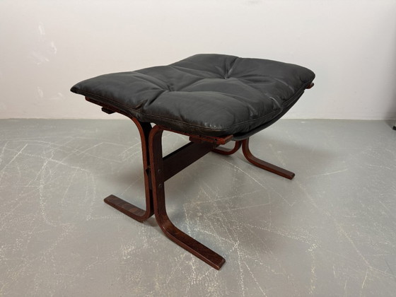 Image 1 of Mid-Century Scandinavian Design Leather Siesta Lounge Chair and Ottoman Designed by Ingmar Relling, Norway 1970s.