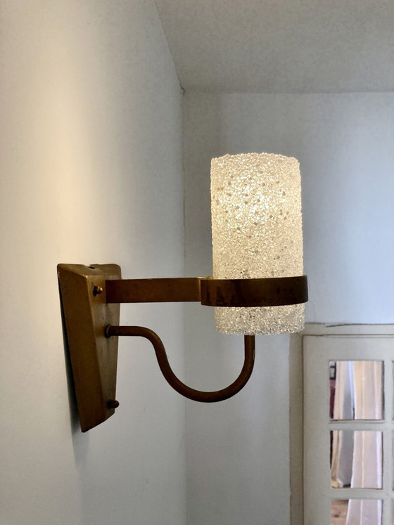 Image 1 of Drei Wandleuchten aus vergoldetem Metall und Plexiglas mit Eis-Effekt, 1960er-70er Jahre