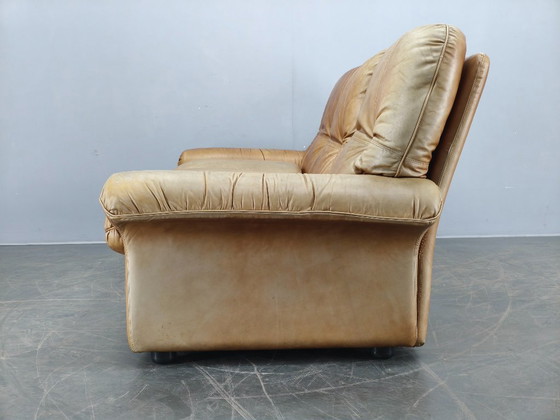 Image 1 of Arcon Italia driezitsbank uit de jaren 70, bekleed met cognacbruin buffelleer.