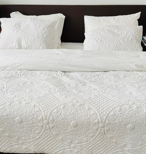 Luxuriöses Bett (180 x 210 cm) und 2 Matratzen + hochwertige Hotelauflage