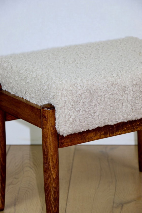 Image 1 of Edmund Homa Hocker, Sitzfläche aus cremefarbenem, elfenbeinfarbenem Bouclé-Leder, langer Lammfellflor. Ähnliche Modelle.