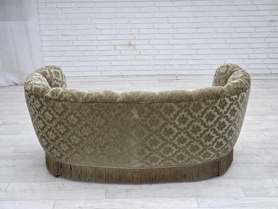 Image 1 of Sofá curvo danés de 2 plazas de los años 60, tapizado en terciopelo verde claro.