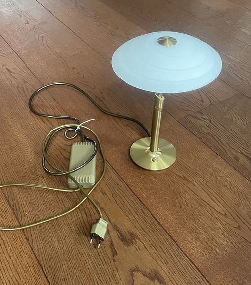 Lámpara de mesa B+M Leuchten de latón mate/pulido y cristal flameado blanco mate, años 90