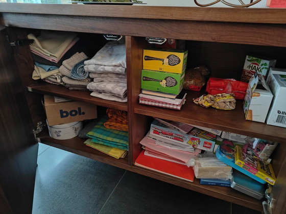 Image 1 of Buffet en noyer massif.