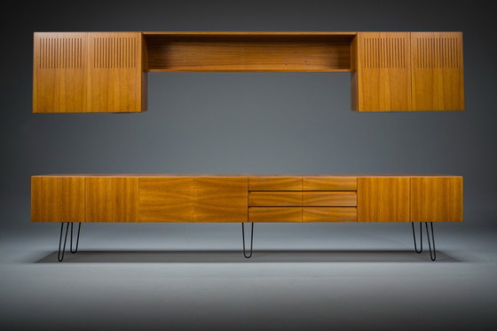 Image 1 of Großes minimalistisches Wandregal aus Nussbaumholz, 1970er Jahre