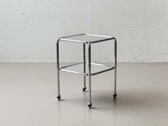 Image 1 of Tavolino Bauhaus in tubolare d'acciaio e vetro, su rotelle, anni '70.