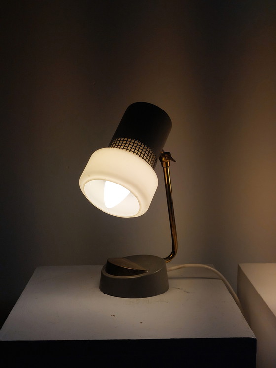 Image 1 of Lampade da tavolo vintage di metà secolo, lampade da comodino in vetro opalino e ottone