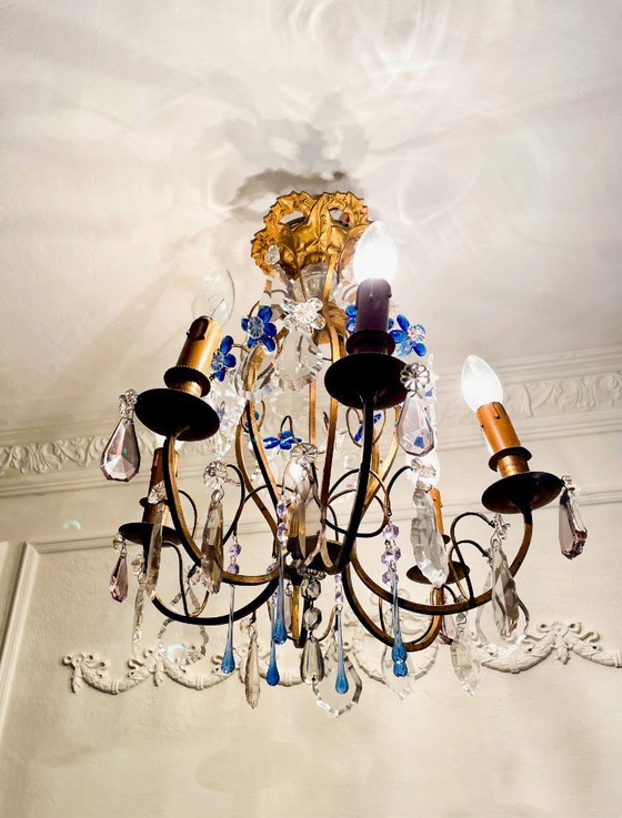 Image 1 of Lampadario antico a gabbia in bronzo dorato, con luce in cristallo di Murano color zaffiro.