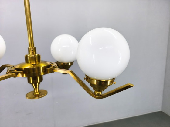Image 1 of Lámpara de araña Art Déco ajustable de latón con cristal opalino, década de 1930.