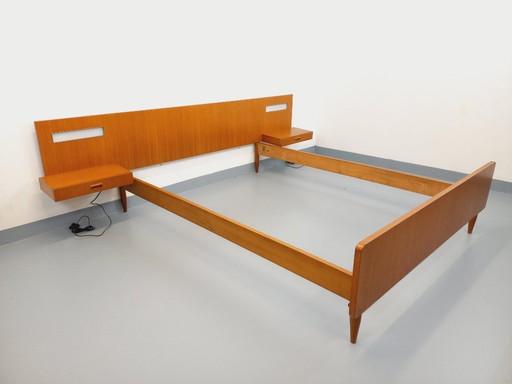 Lit double vintage style scandinave en teck des années 60 avec chevets suspendues et lampes intégrées