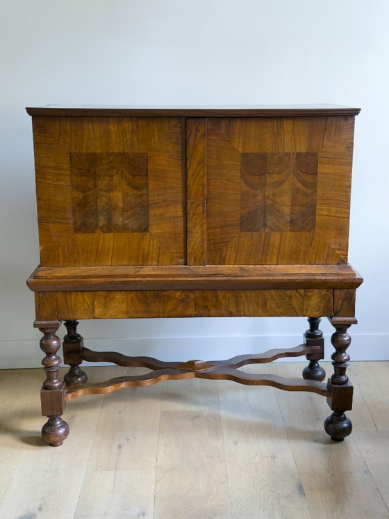 Image 1 of Elegante gabinete con patas en cruz de nogal del siglo XVII