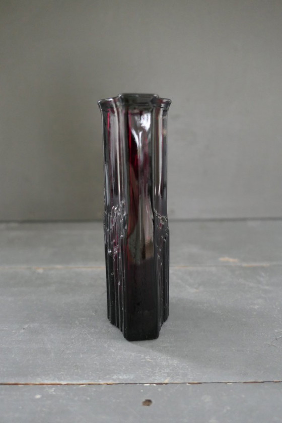 Image 1 of Vase vintage Avon en verre pressé rouge rubis.