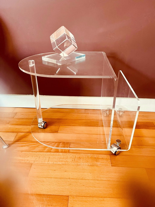 Table d'appoint en acrylique sur roulettes des années 80 + matériel de lecture