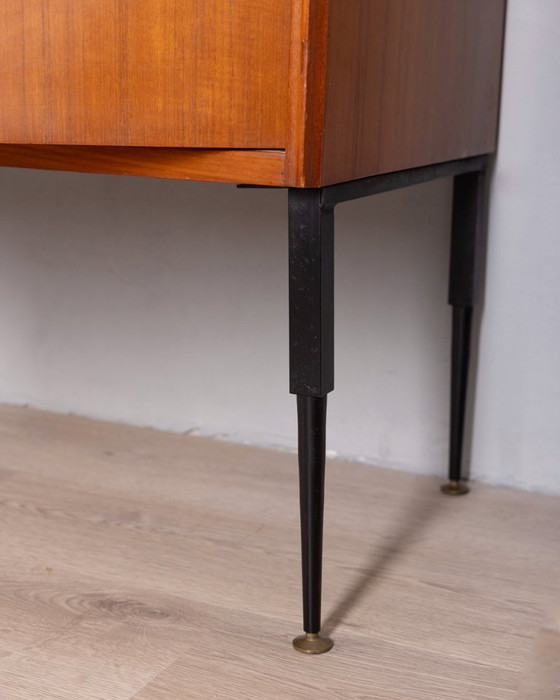Image 1 of Vintage teakhouten dressoir uit de jaren 60 met wandmontagesysteem, Italiaans design.