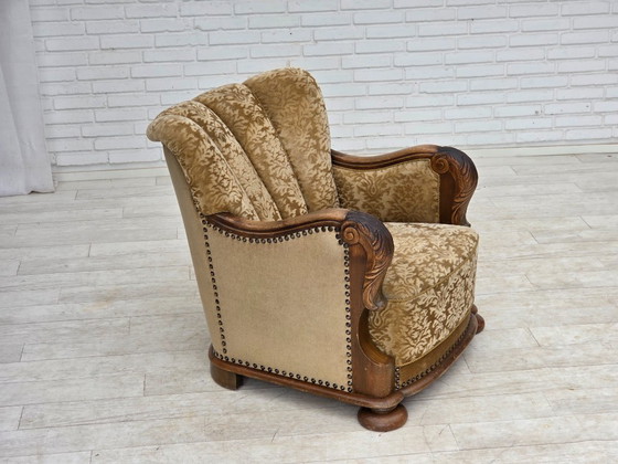 Image 1 of Deense relaxfauteuil uit de jaren 50, bekleed met velours en gesneden eikenhout.