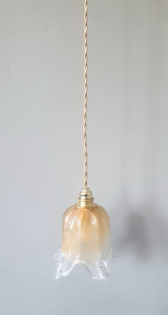 Image 1 of Lampada a sospensione vintage in Murano dalla forma a campana morbida e ondulata.