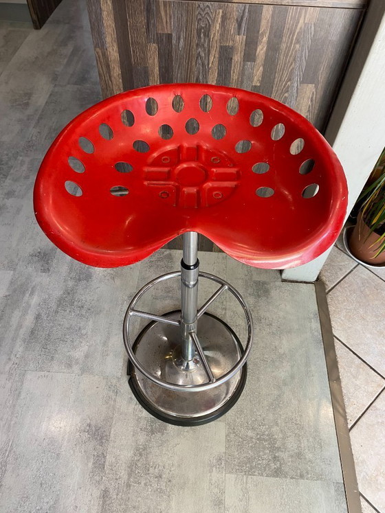 Image 1 of Auténtico taburete rojo para tractor, con diseño de cortacésped giratorio ajustable, de Etienne Fermigier Mirima, 1970.