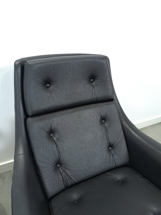 Image 1 of Sedia girevole in pelle artificiale nera proveniente dalla Svezia