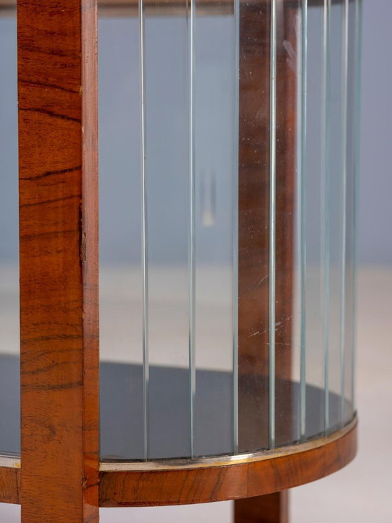 Vetrina vintage Art Déco con struttura in legno curvato e ante in vetro, 65 × 82 × 39 cm – Vetrine, Wood (photo 7 of 9)