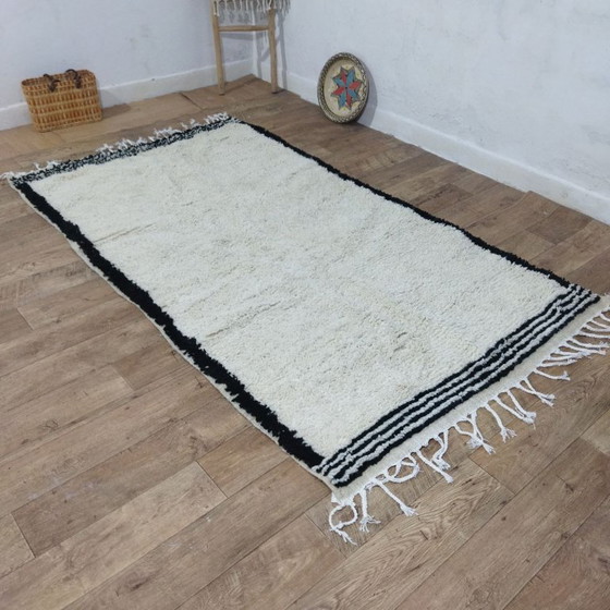 Image 1 of Minimal Moroccan Beni Ourain Rug – Minimalistisch Berbertapijt | 250 × 147 cm