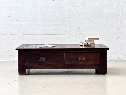 Massieve salontafel in koloniale stijl met 2 lades