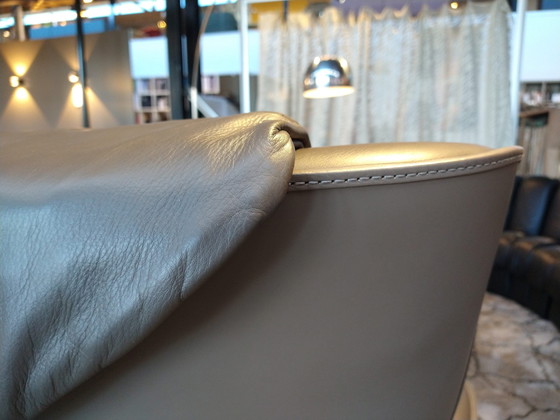 Image 1 of Fauteuil Poltrona Frau Mamy bleu avec repose-pieds