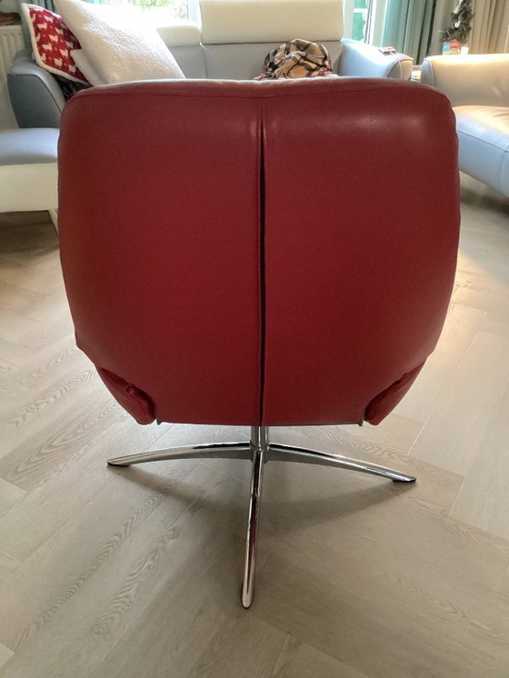 Image 1 of ¡Sillón reclinable Montel Shuffle con otomana en cuero rojo!