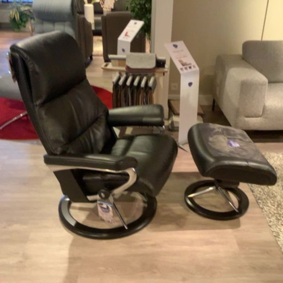 Image 1 of Sillón reclinable Stressless View con otomana