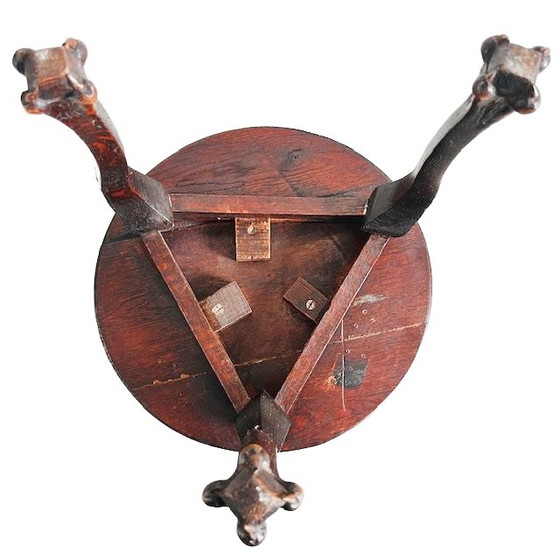 Image 1 of Antieke ronde bijzettafel met houtsnijwerk blad en cabriole klauwpoten 1920's