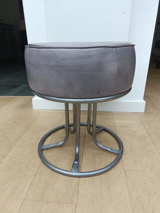 Grijze leren poef. – Art Sensation, Hockers en poefs, Metal, Leather (photo 7 of 10)