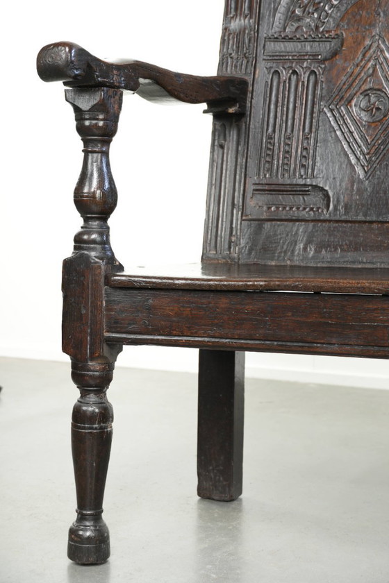 Image 1 of Chaise anglaise ancienne en chêne / Chaise à lambris du XVIIe siècle, ornée de magnifiques sculptures et détails en bois.