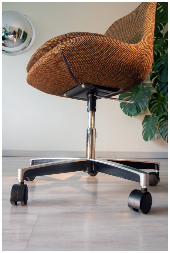 Image 1 of Chaise tulipe 70's, tissu lainé orangé et fonte d'aluminium