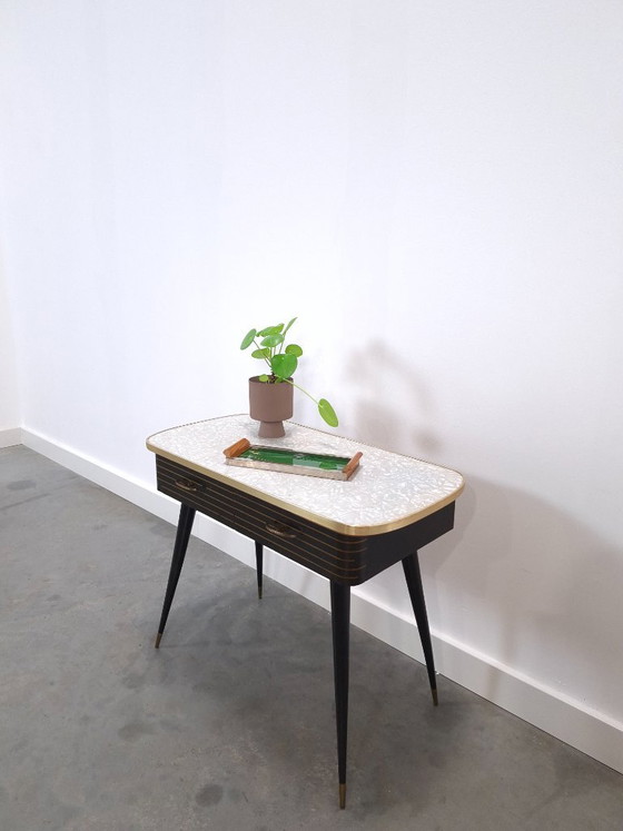 Mobile anni '50 con gambe inclinate, piano in laminato, cassetti e dettagli dorati. – Cassettiere, Wood (photo 4 of 20)