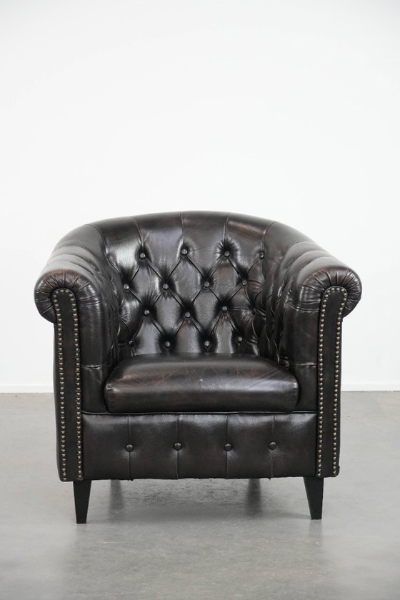 Image 1 of Donkere luxe rundleren Chesterfield clubfauteuil in Engelse stijl, afgewerkt met siernagels