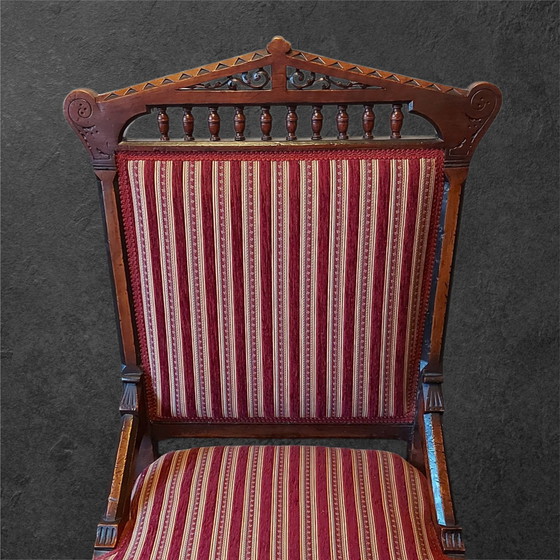 Image 1 of chaise victorienne en noyer sculpté