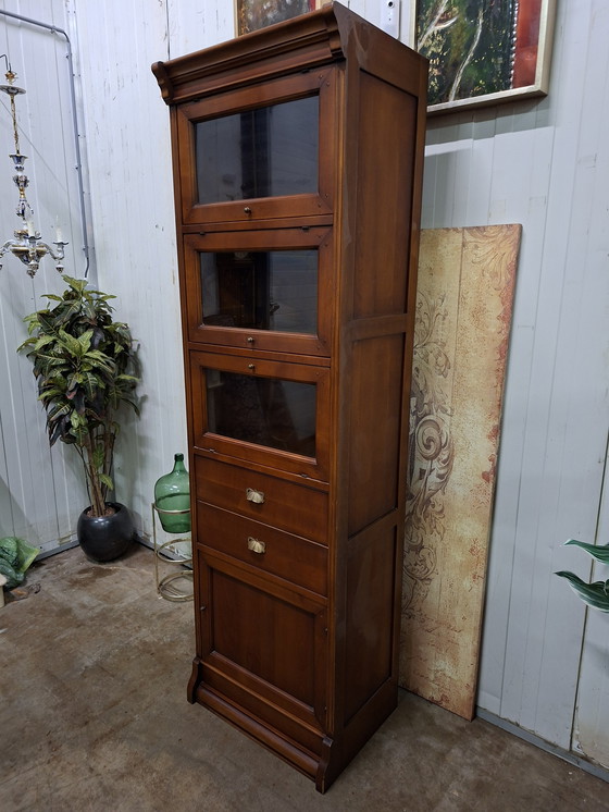 Image 1 of Bibliothèque classique, meuble mural, vitrine avec portes vitrées, dimensions : 67 x 50 cm et 227 cm de hauteur.