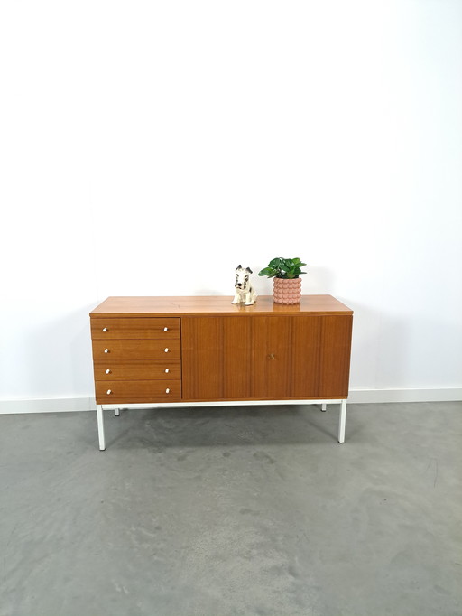 Furnieranrichte aus Schweden mit weißen Stahlbeinen