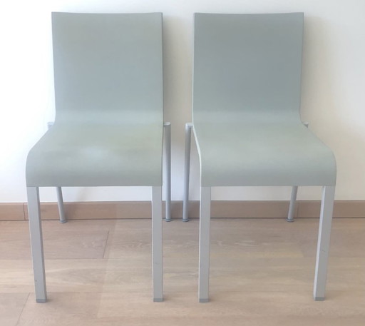 Ensemble de 2 chaises design grises et confortables de la marque Vitra. En bon état.