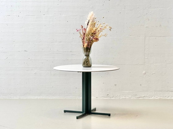 Image 1 of Ronde eettafel met wit blad en centrale voet, jaren 90